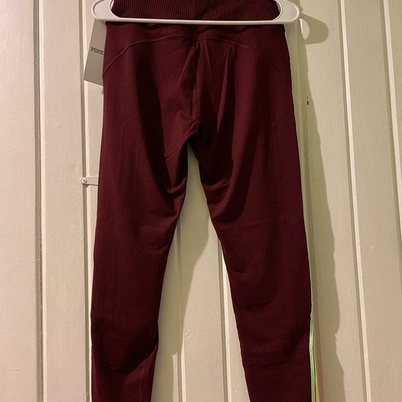 VS PINK ultimate leggings-medium **NWT** - Picture 4 of 9